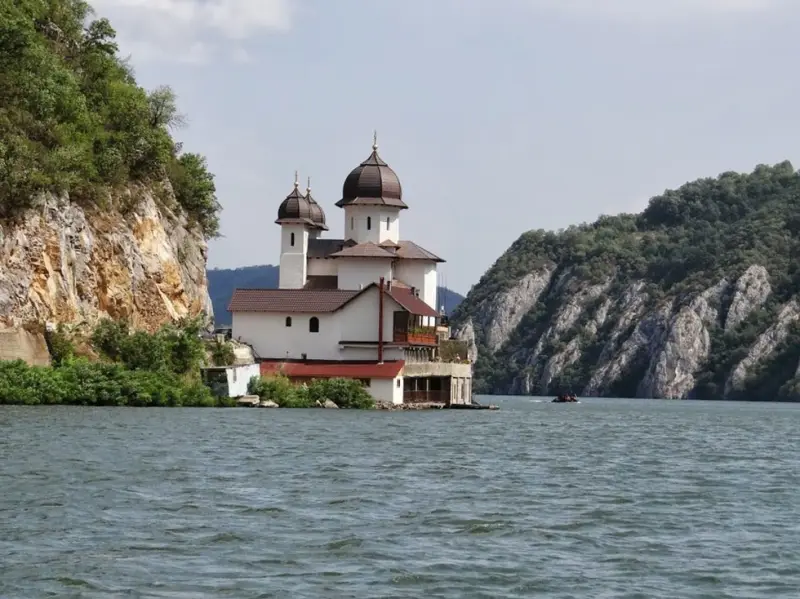 Atractivos turísticos en Caraș-Severin: los lugares más bellos para la maleta de vacaciones